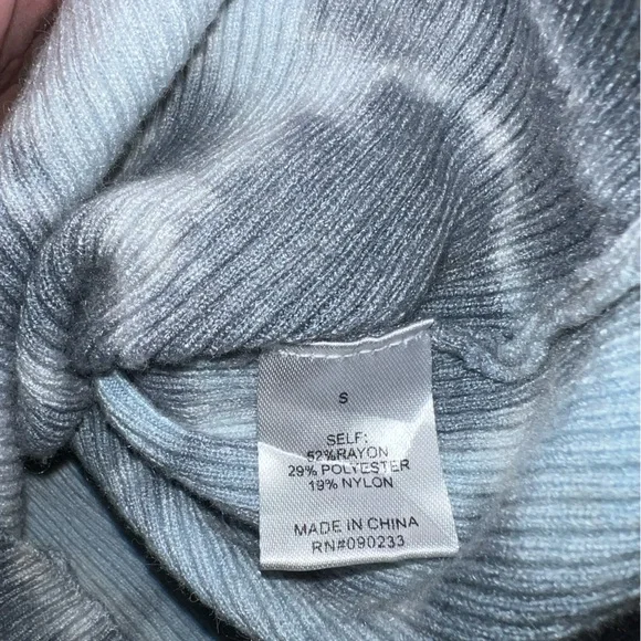 Kendall & Kylie Light Blue & Gray Tie-Dye Crossover Halter Knit Crop Top Size S - Picture 10 of 10